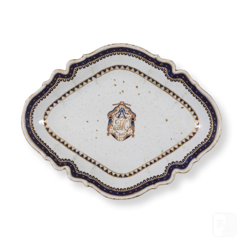 清 十八世紀 粉彩紋章圖盤三件 | TROIS ASSIETTES EN PORCELAINE À DÉCOR ARMORIÉ - 图10